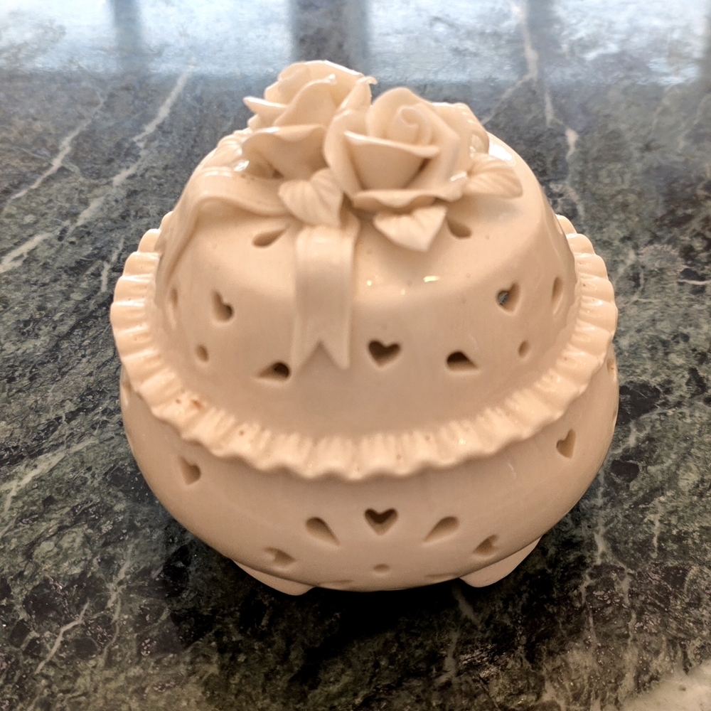 🌸 Elegant Ivory Ceramic Heart Potpourri Box with Roses – Decorative Keepsake 🌸 - Picture 2 of 6